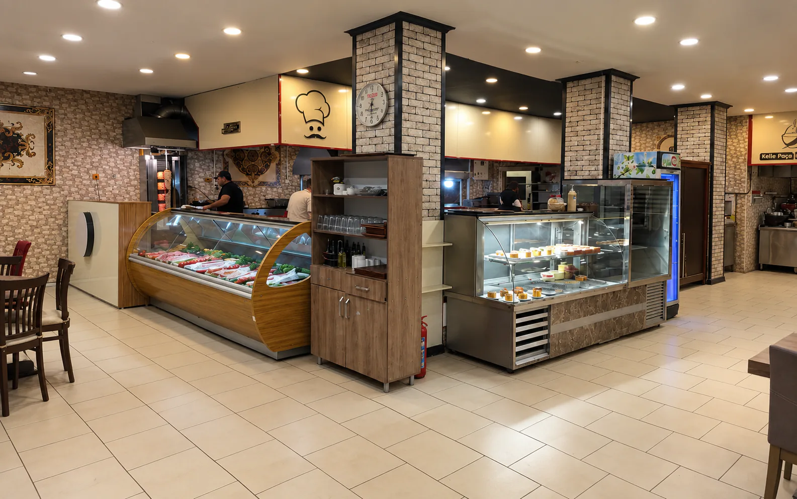 Etçi Adam restoran iç mekanı, et dolabı ve mutfak tezgâhı
